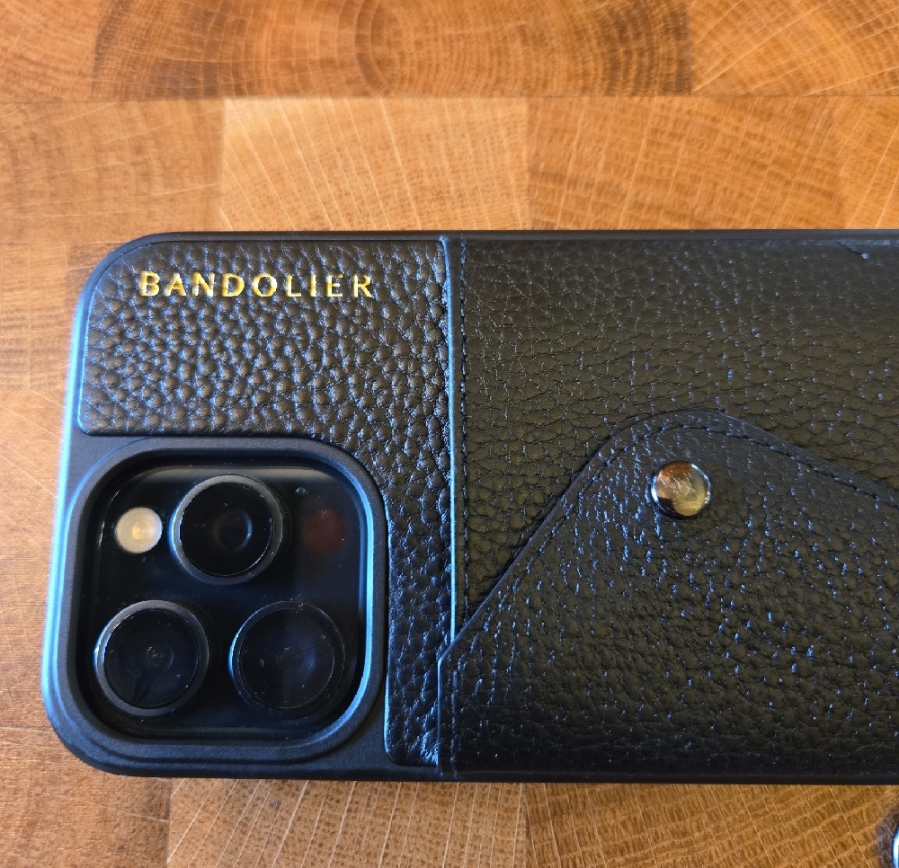 Bandolier Maya

Wristlet Phone Case in Black. - Picture 3 of 10